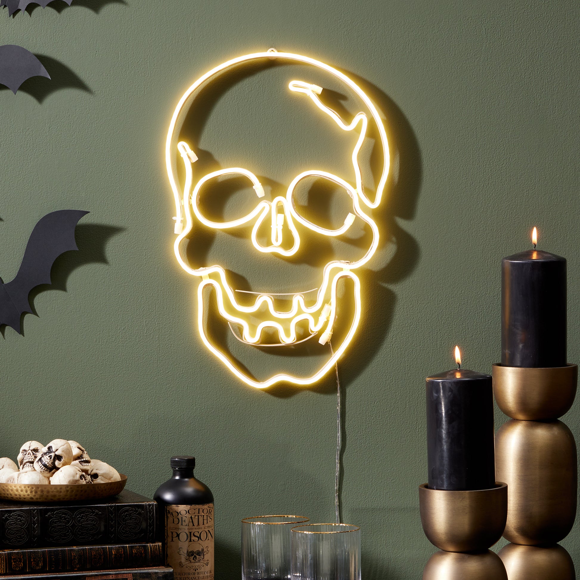 Totenkopf-Wandleuchte als Halloween-Dekoration
