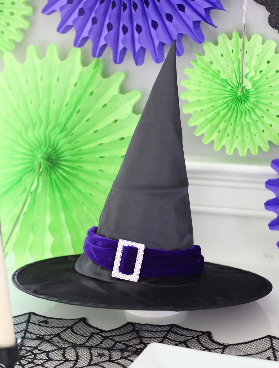 Schwarzer Hexenhut mit lila Halloween-Dekoration