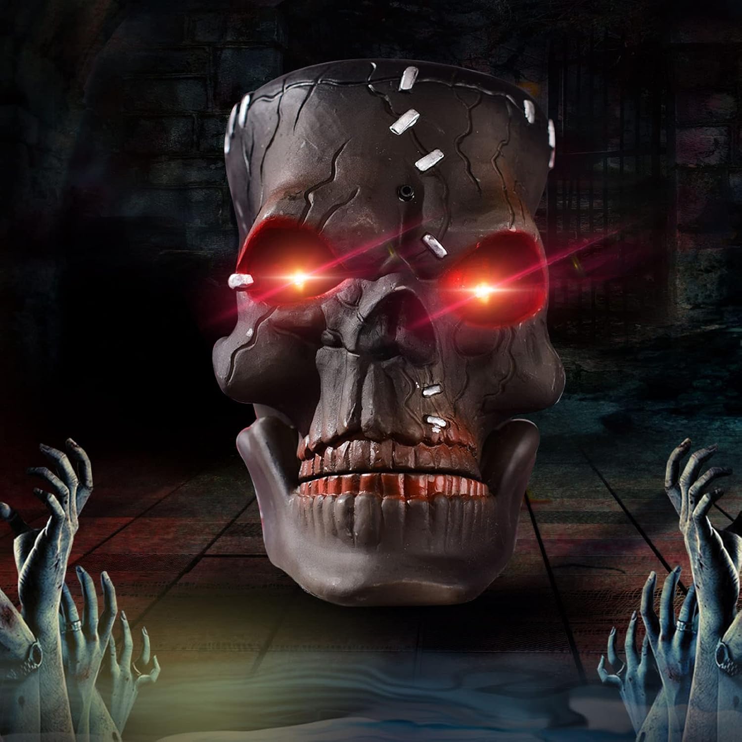 Hängender Halloween-Totenkopf mit roten Augen