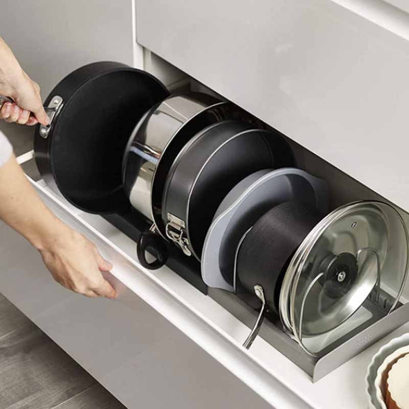 Ausziehbarer Pfannen- und Deckel-Organizer in einer Küchenschublade